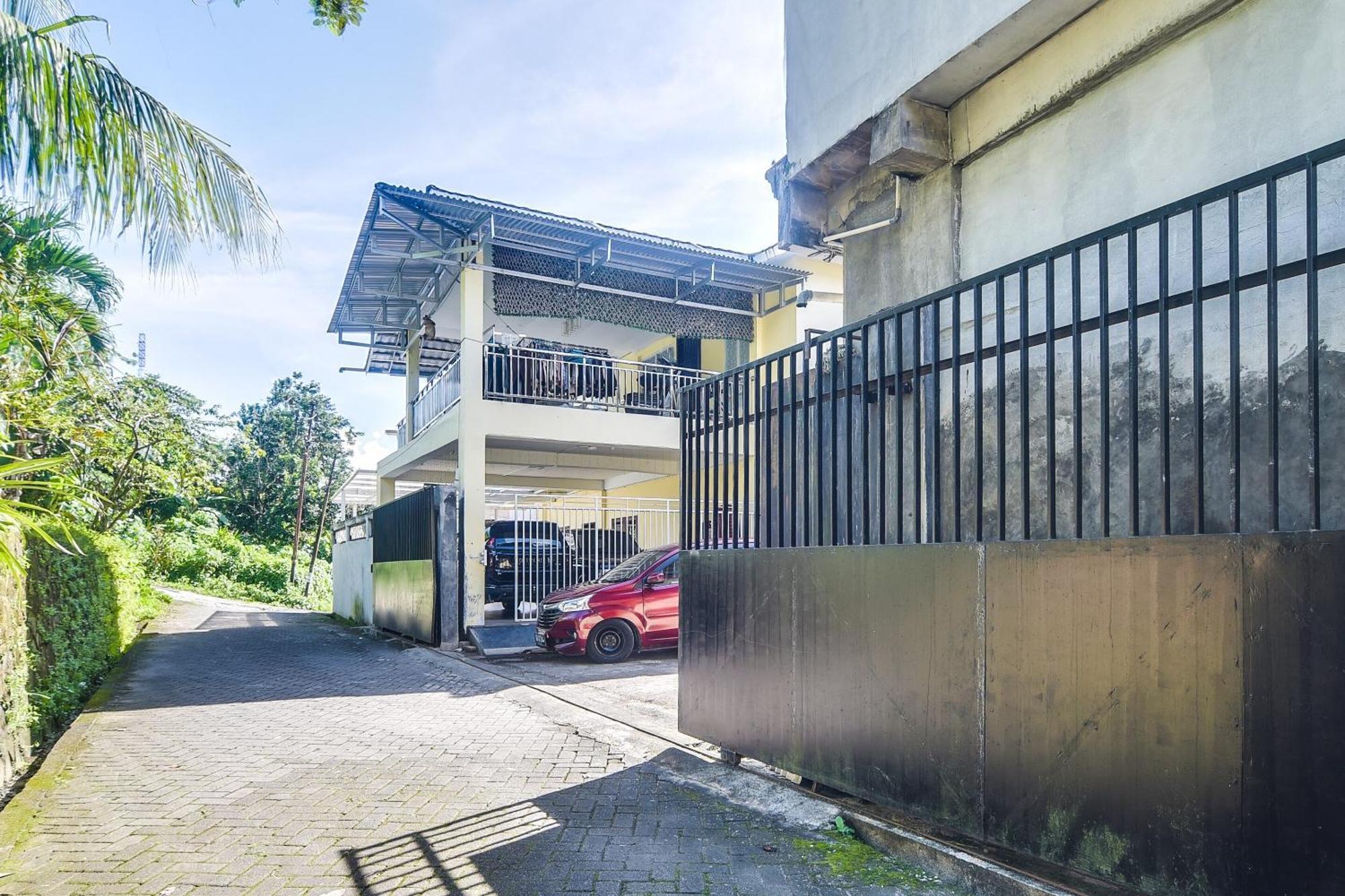 Spot On 92000 3m Kost Dan Hotel 2*